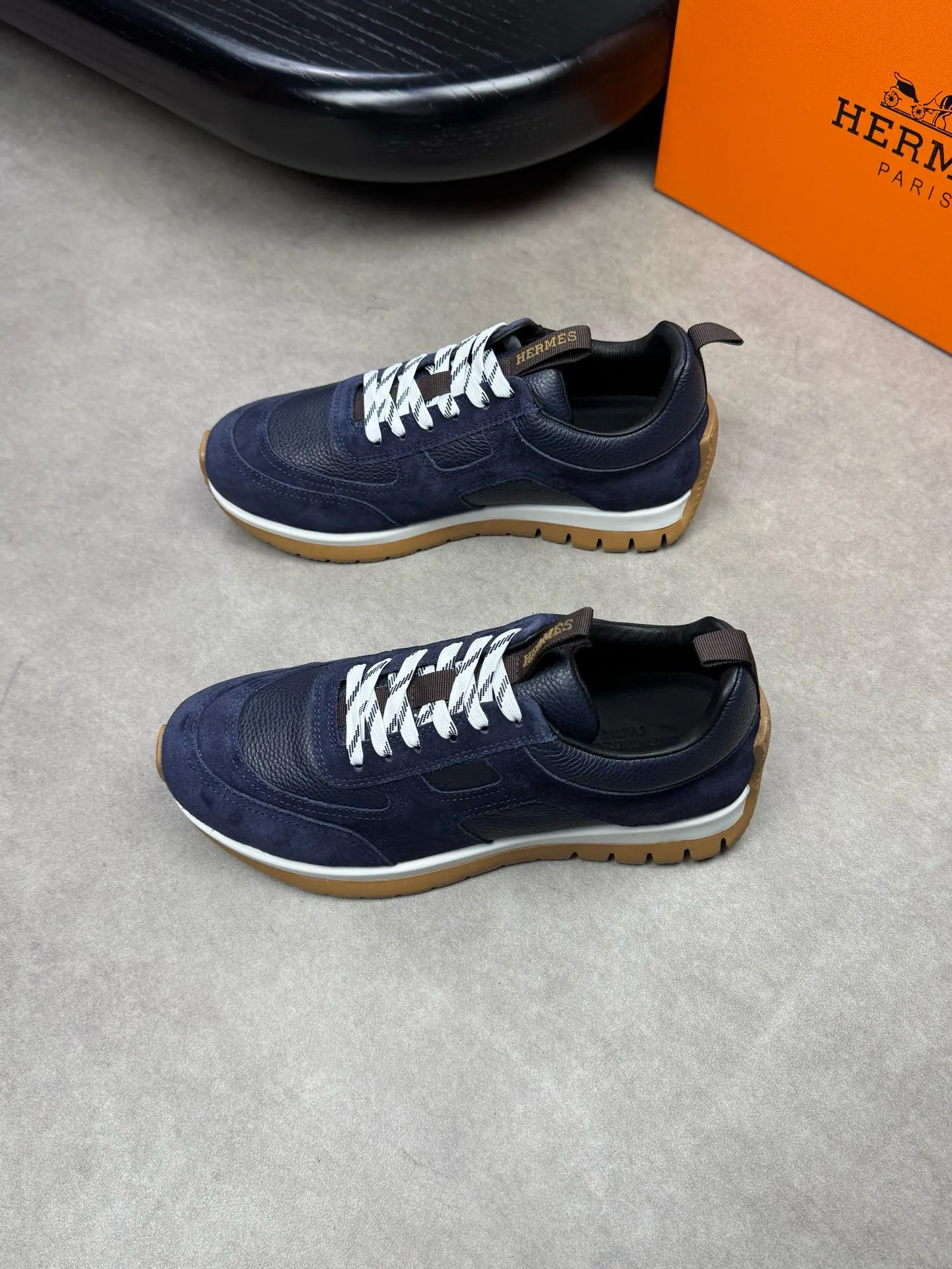 [HERMES] Hermes men's shoes 💰: 800💰 - High-end quality original items 🔍🔍🔍 casual sports shoes - Upper: 🔝 pebbled calfskin, suede calfskin, shoe body forged ´H´ totem, tongue webbing injection molded brand logo - Lining: brand canvas, foot pads; water-dyed cowhide -Outsole: Ultra-light T men's shoes 💰U foam; two-color molded outsole -Ultra-high quality control and fine workmanship: highlighted (high-end, extravagance, grade) -Size: 38-44 (45, can be customized)